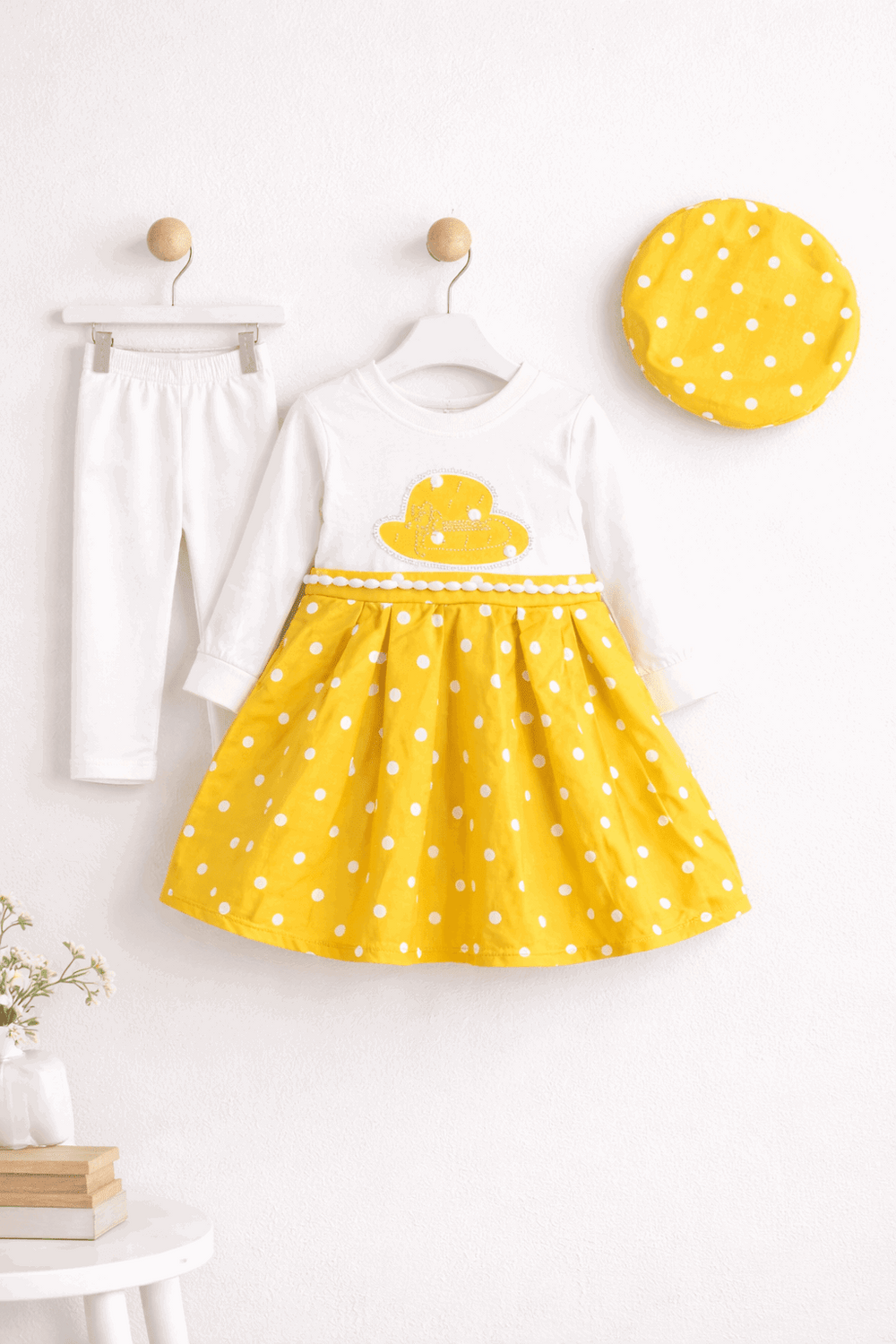 Cheerful little girl in polka dots Outfit 3 pcs
